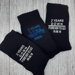 Personalisierte Socken zum 2. Hochzeitsjubiläum - 2 Jahre Down Forever to Go Socken - 2 Jahre Jubiläumssocken - Datum hinzufügen- Baumwolljubiläum
