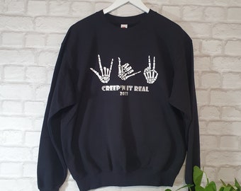 Bluza z grafiką na Halloween – Creepin It Real – Dłonie szkieletu – Unisex – Spersonalizowana – Wykonana na zamówienie – Bluza na upiorny sezon – Jesień