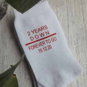 Personliga strumpor till 2-års bröllopsdag - 2 år nere för alltid-strumpor - 2-års jubileumsstrumpor - Lägg till ett datum - bomullsjubileum bild 9