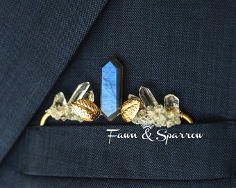 Boutonniere de bolsillo de labradorita con cuarzo transparente, accesorios de cristal de naturaleza celestial azul, solapa de novios, boutonnieres de boda personalizables