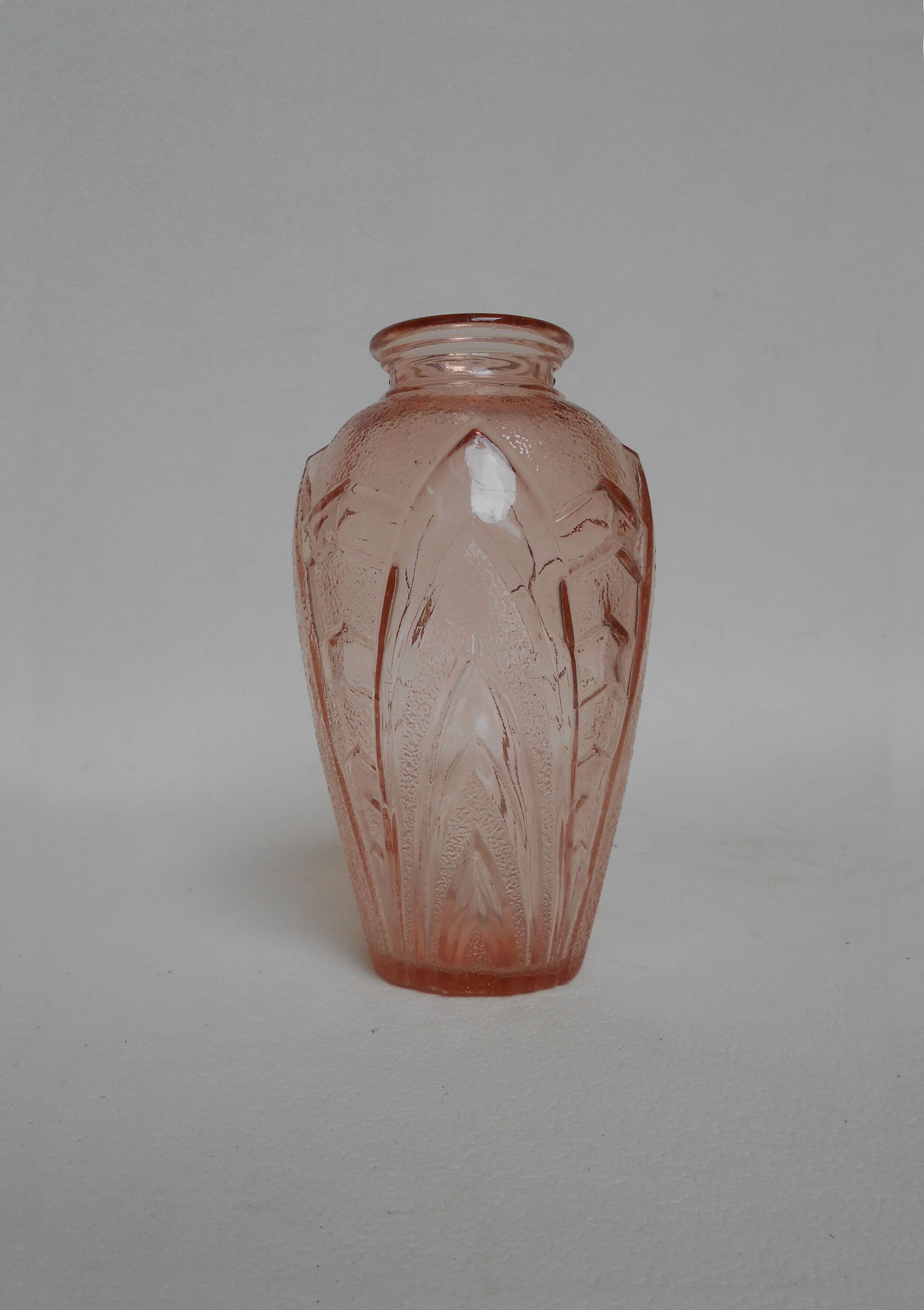 Vase en Verre Rose Dépression de Style Art Déco Français Art Déco