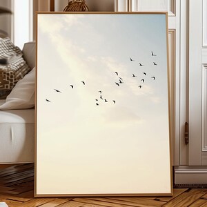 Minimalistische Vögel im Flug Druck, Bewölkter Himmel Fotografie, Natur Wandkunst, Digitaler Download, Vogelschwarm Poster, Moderne Wohnkultur