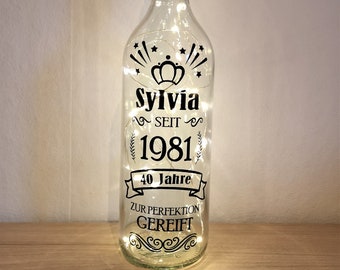 Leuchtflasche mit individuellem Spruch zum runden Geburtstag, personalisierbares Geschenk Jubiläum 30. 40. 50. 60. 70. 80. 90. Geburtstag
