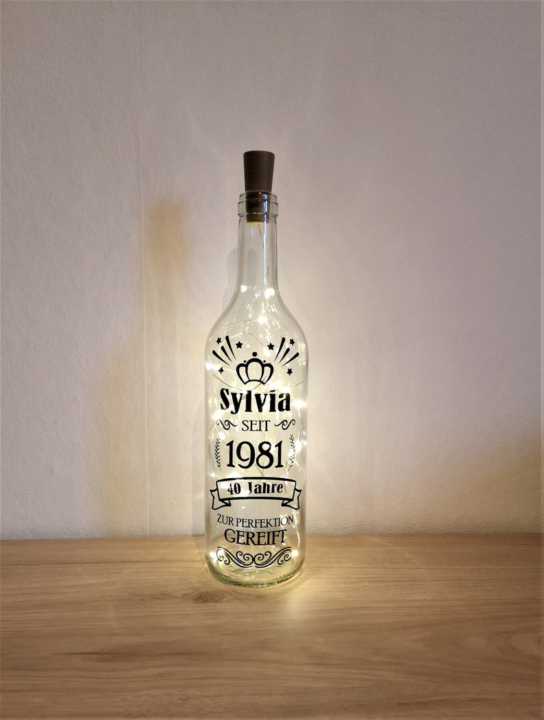 Leuchtflasche Weinflasche Lichterkette mit individuellem Spruch zum runden Geburtstag, Flaschenlicht personalisierbar Jubiläum 40. 50. 60. Bild 2