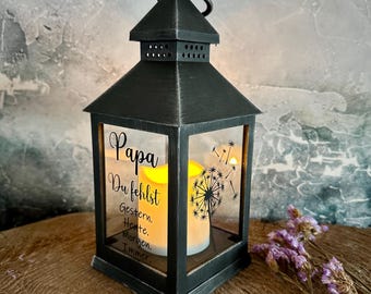 Personalisierte Grablaterne mit Namen | Trauerlaterne I Erinnerungslicht mit Timer Gedenklicht für Verstorbene | Trauerlicht Grab & Zuhause