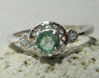 Émeraude - Émeraude ronde vert tendre de 0,42 ct - Bague d'inspiration celtique en argent sterling avec des accents CZ