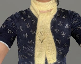Lemonade Gelber Mohair Skinny Schal, schmaler handgestrickter, weicher, flauschiger Schal, langer, dünner Mohairschal
