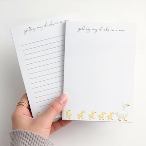 Könnte beinhalten: Rustikales Holzschild mit dem weißen Schriftzug "Welcome to our home". Das Schild hat eine Used-Optik und eignet sich ideal für die Dekoration im Eingangsbereich.