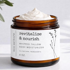 Puede incluir: Un tarro de crema hidratante corporal de sebo batido. El tarro de vidrio marrón tiene una etiqueta blanca con la inscripción "revitalize & nourish" y "Whipped Tallow Body Moisturizer". Contiene 113 gramos.