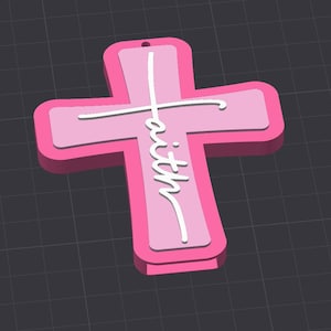 以下が含まれることがあります： 白い筆記体で「faith」という言葉が入ったピンク色の十字架型のペンダント。ペンダントは、濃いピンク色の輪郭と吊り下げ用の穴が付いた、レイヤーデザインです。背景は濃いグレーです。