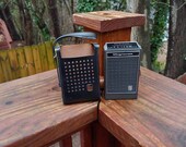 Vintage Magnavox Transistor Radio Model 1R 1002 Handheld Portable Solid State AM Radio