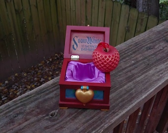 Original authentisches Disney Schneewittchen & die sieben Zwerge Poison Apple Schmuck