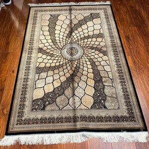 Prachtig zijden vloerkleed van 4 x 2 m met blauwgroen spiraalmedaillon en gewelfd randdetail met bloemen