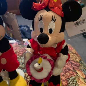 Disney World Happy Birthday Mickey and Minnie Plush with stands. Bild 3