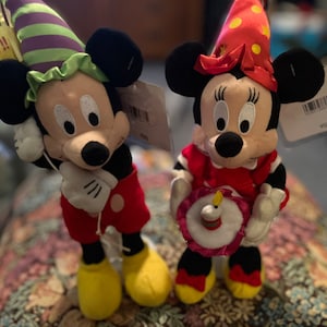 Disney World Happy Birthday Mickey and Minnie Plush with stands. Bild 1