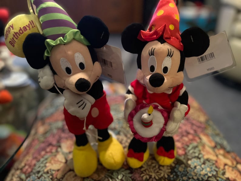 Disney World Happy Birthday Mickey and Minnie Plush with stands. Bild 1