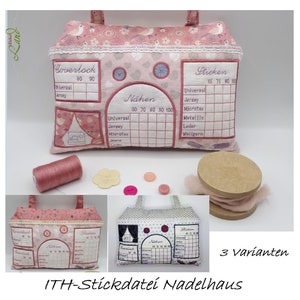 Könnte beinhalten: Ein rosa-weißer Stoff-Nadelorganizer in Hausform mit Fächern, die mit "Coverlock", "Nähen" und "Sticken" beschriftet sind. Der Organizer hat einen Reißverschluss und ist mit gestickten Vögeln und Herzen verziert. Das Bild zeigt außerdem eine Garnrolle, Knöpfe und eine Holzspule.