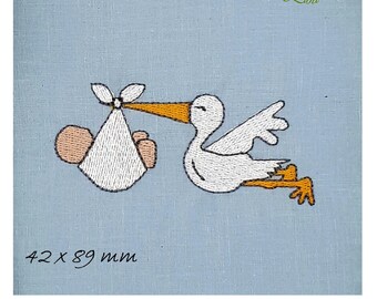 Può includere: Ricamo di una cicogna bianca che trasporta un bambino in un fasciatoio bianco. La cicogna ha le zampe e il becco arancioni. Il disegno è su un tessuto blu chiaro con il testo "42 x 89 mm" e "Stickdatei Klapperstorch".