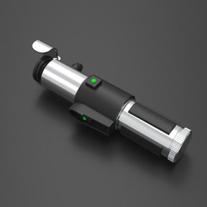 Peut inclure: Un jouet sabre laser argenté et noir avec une lumière verte. Le sabre laser a une poignée noire et une lame argentée. La lame est rétractable et la poignée a un bouton pour activer la lumière.