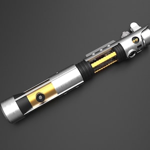 Op de afbeelding: Een gedemonteerd lightsaber met een zilveren en zwarte handvat en een gouden intern mechanisme.