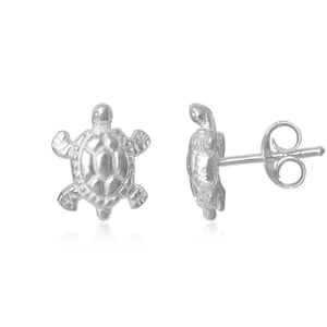 Può includere: Un paio di orecchini a lobo a forma di tartaruga color argento. Gli orecchini sono dettagliati con il guscio, la testa e le pinne della tartaruga. Sono esposti su sfondo bianco.