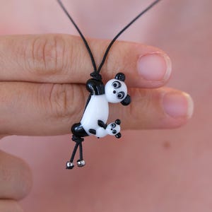 Colar com Pingente de Panda de Vidro para Mãe e Bebê | Joias de Animais Feitas à Mão | Presente de Dia das Mães | Cordão Ajustável e Cartão com Mensagem Personalizado