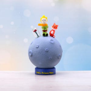 Spersonalizowana figurka Małego Księcia z lisem i różą na wydrukowanej w 3D asteroidzie, dekoracja biurka dla dziecka, prezent dla moli książkowych, dekoracja kącika do czytania