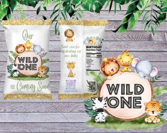 Può includere: Un sacchetto di patatine bianco con un bordo dorato glitterato. Il sacchetto ha un tema di animali della giungla con il testo "Our Wild One is Coming Soon".