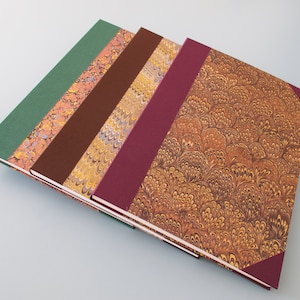 Rilegatura con punto di collegamento con copertina rigida – Album per schizzi A4 – 100 gsm Carta bianca Fedrigoni Arcoprint – Copertina in carta marmorizzata Pepin