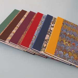 Blocco da disegno in carta marmorizzata A4: copertina rigida con rilegatura a punto metallico