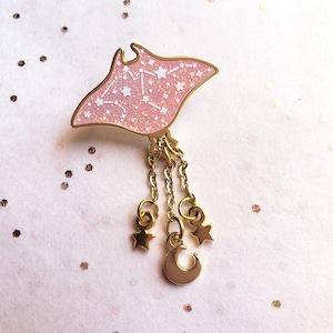 Pin colgante de esmalte duro bañado en oro con forma de manta raya cósmica rosa