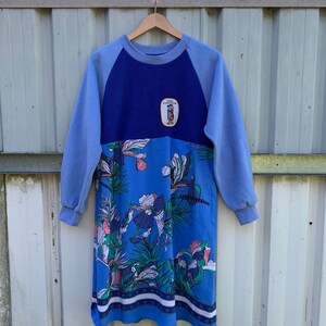 Abito maglione floreale in pile blu da donna riciclato fatto a mano Fred Flintstone Badge Taglia L