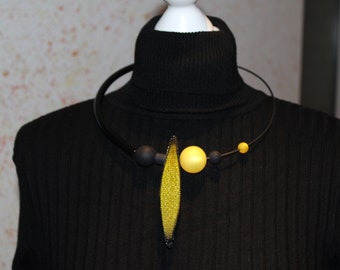 Collier contemporain en caoutchouc noir et maille de nylon