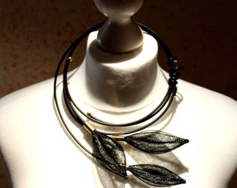 Feuille de maille en nylon noir et éléments d’or collier asymétrique multistrand