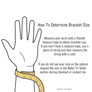 Op de afbeelding: Een hand met een meetlint om de pols. De afbeelding laat zien hoe je de maat van een armband kunt bepalen. De tekst luidt: "Hoe u de maat van de armband bepaalt. Meet uw pols met een flexibel meetlint om de maat van de armband te bepalen. Als u geen meetlint heeft, gebruik dan een stuk touw en meet dan het touw met een liniaal. Als u uw maat niet in de opties ziet, vraag dan de maat in het gedeelte "Notities voor de verkoper" tijdens het afrekenen of neem contact met mij op. Golden Lotus Mala"