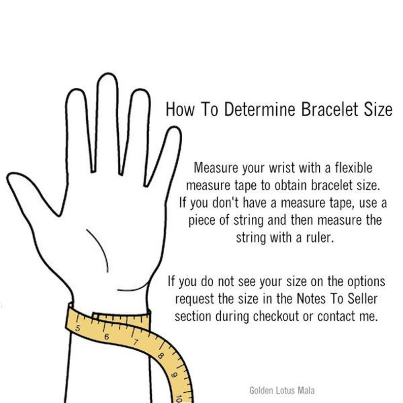 Op de afbeelding: Een hand met een meetlint om de pols. De afbeelding laat zien hoe je de maat van een armband kunt bepalen. De tekst luidt: "Hoe u de maat van de armband bepaalt. Meet uw pols met een flexibel meetlint om de maat van de armband te bepalen. Als u geen meetlint heeft, gebruik dan een stuk touw en meet dan het touw met een liniaal. Als u uw maat niet in de opties ziet, vraag dan de maat in het gedeelte "Notities voor de verkoper" tijdens het afrekenen of neem contact met mij op. Golden Lotus Mala"