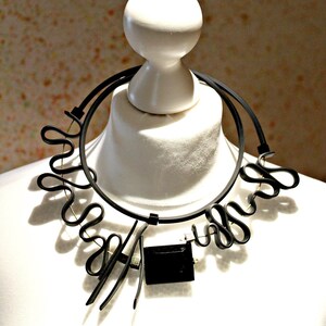Schwarze zeitgenössische Kautschuk Spitze Halskette, Statement Lätzchen Party Schmuck
