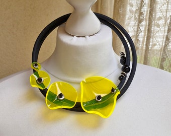 Collier tendance en acrylique jaune noir