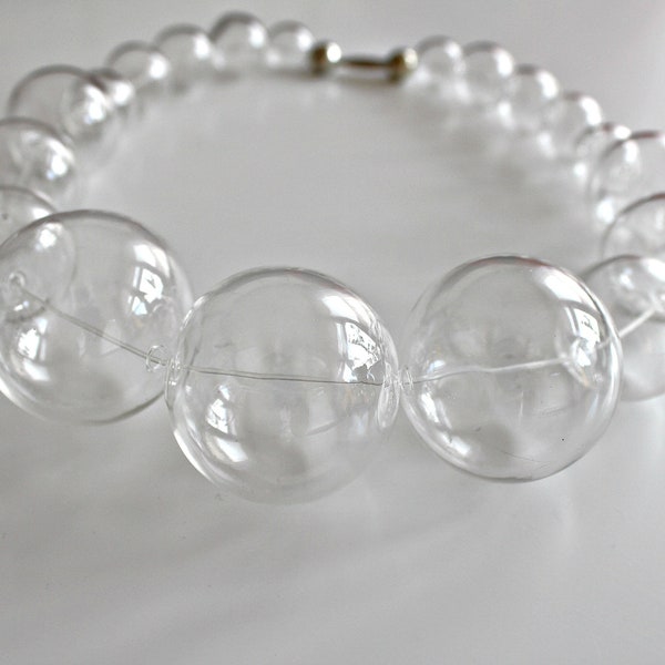 Collier transparent transparent de sphère de bulle de verre clair