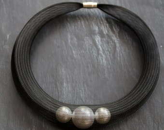Statement schwarze Nylon Mesh Chunky Halskette mit 3 Perlen