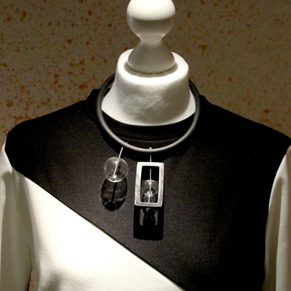 Collana geometrica in vetro Black Blown - Gioielli asimmetrici - perline di vetro Hollow - gioielli contemporanei minimalisti - regalo di Natale