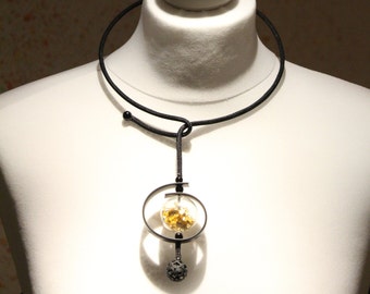 Schwarze zeitgenössische einzigartige handgemachte Halskette mit mundgeblasener Glasperle, echtes Gold in der Glasblase, schwarze Statement Halskette