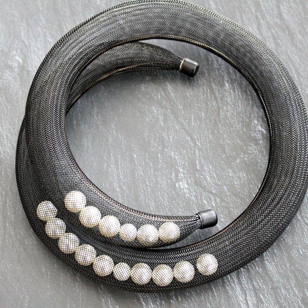 Collier épais en tube maille nylon noir avec des perles, bijoux perle noire contemporaine déclaration