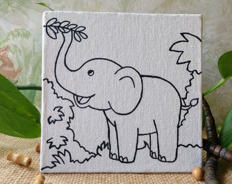 Puede incluir: Un dibujo en blanco y negro de un elefante en un lienzo. El elefante está estirando su trompa para agarrar una hoja. El elefante está rodeado de follaje.