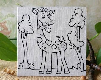 Puede incluir: Un dibujo en blanco y negro de una jirafa con un pequeño pájaro en su espalda. La jirafa está de pie junto a un árbol. El dibujo está en un lienzo blanco.