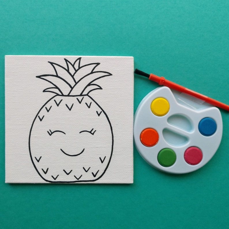 K&ouml;nnte beinhalten: Eine wei&szlig;e Leinwand mit einer schwarzen Linienzeichnung einer l&auml;chelnden Ananas. Neben der Leinwand befindet sich eine blaue und wei&szlig;e Farbpalette mit roter, gelber, gr&uuml;ner und blauer Farbe.