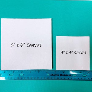 K&ouml;nnte beinhalten: Zwei wei&szlig;e Leinw&auml;nde, eine mit den Ma&szlig;en 15,24 cm x 15,24 cm und die andere mit den Ma&szlig;en 10,16 cm x 10,16 cm. Die Leinw&auml;nde befinden sich auf einer t&uuml;rkisfarbenen Oberfl&auml;che.