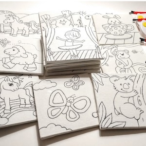 Op de afbeelding: Een set van 10 blanco canvas panelen met zwart-witte lijntekeningen van verschillende dieren en objecten, waaronder een eenhoorn, een schaap, een ballerina, een vlinder, een koala, een aap en een konijn. De panelen zijn klaar om te worden geschilderd.