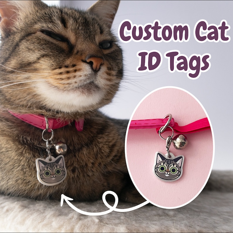 Puede incluir: Un gato atigrado con un collar rosa con una etiqueta de identificaci&oacute;n personalizada para gatos con la cara de un gato de dibujos animados. La etiqueta est&aacute; unida a una cadena plateada con una campana. El texto "Custom Cat ID Tags" est&aacute; escrito en texto morado sobre un fondo blanco.