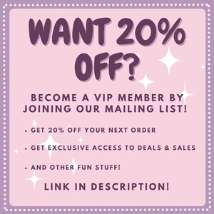 Puede incluir: Gr&aacute;fico rosa y morado con el texto "WANT 20% OFF?" y "BECOME A VIP MEMBER BY JOINING OUR MAILING LIST!" con vi&ntilde;etas que enumeran los beneficios de unirse a la lista de correo. El gr&aacute;fico tambi&eacute;n incluye el texto "LINK IN DESCRIPTION!"